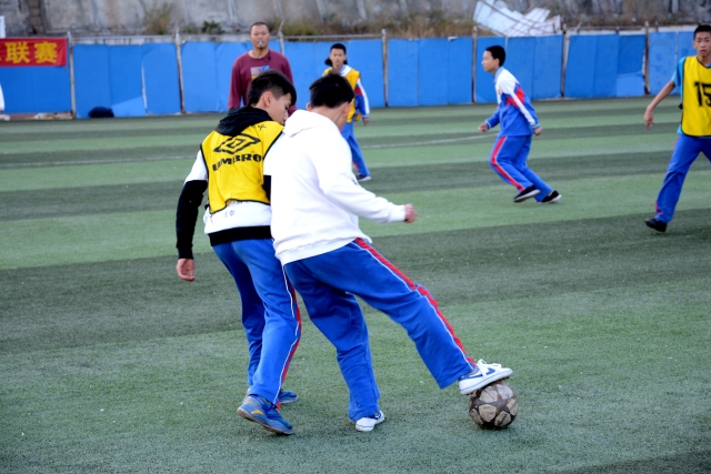泰国足球赛遭雷电袭击，24岁球员不幸遇难，多人受伤